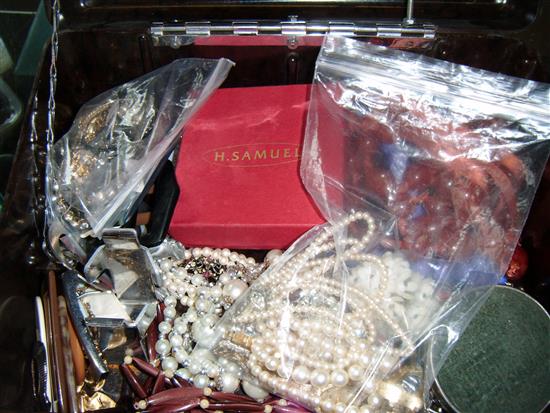 Costume jewellery in bakelite box(-)